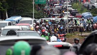 Mereka berharap pemerintah setempat dapat mengatasi kemacetan karena menghambat aktivitas warga. 