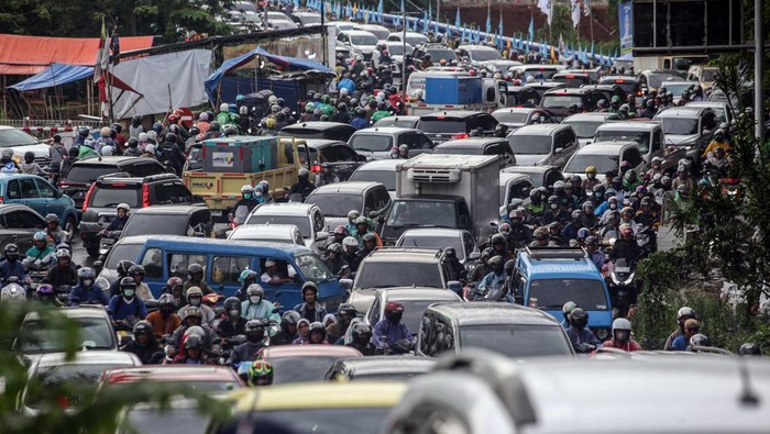 Kemacetan lalin di Kota Depok Pengendara terjebak kemacetan di jalan Boulevard GDC menuju persimpangan jalan Kartini Depok, Jawa Barat, Selasa (6/2/2024). Kemacetan yang terjadi di jam sibuk pada pagi dan sore hari itu dikeluhkan oleh warga, dan mereka berharap Pemerintah setempat dapat mengatasi kemacetan karena menghambat aktivitas warga. ANTARA FOTO/Yulius Satria Wijaya/foc.
