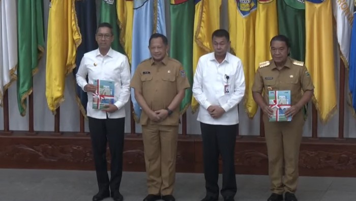 Ketua KPK sementara Nawawi Pomolango (kedua dari kanan) bersama Mendagri Tito Karnavian dan Pj Gubernur DKI dan Banten