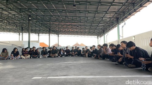 Konsolidasi terbuka dengan pembahasan upaya penjagaan demokrasi oleh aliansi mahasiswa dan pemuda Bali di tempat parkir tingkat Fakultas Kedokteran, Unud, Selasa (6/2/2024).