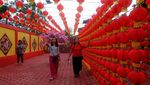 Jelang Imlek, Lampion Merahkan Vihara Budha Kutub Utara di Kalbar