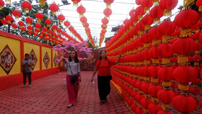 Lampion Merahkan Vihara Budha Kutub Utara di Kalbar Sejumlah pengunjung menyaksikan hiasan lampion di Vihara Tri Dharma Hian Tian Siang Tie atau Vihara Budha Kutub Utara di Sungai Kakap, Kabupaten Kubu Raya, Kalimantan Barat, Senin (5/2/2024). Menjelang Hari Raya Imlek 2575 yang jatuh pada Sabtu (10/2/2024), kawasan pecinan Sungai Kakap yang merupakan salah satu destinasi wisata di Kabupaten Kubu Raya tersebut disemarakkan dengan pernak-pernik Imlek. ANTARA FOTO/Jessica Wuysang/YU