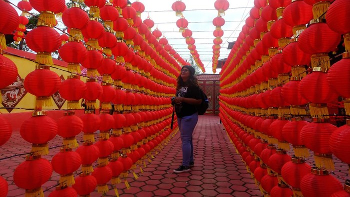 Lampion Merahkan Vihara Budha Kutub Utara di Kalbar Sejumlah pengunjung menyaksikan hiasan lampion di Vihara Tri Dharma Hian Tian Siang Tie atau Vihara Budha Kutub Utara di Sungai Kakap, Kabupaten Kubu Raya, Kalimantan Barat, Senin (5/2/2024). Menjelang Hari Raya Imlek 2575 yang jatuh pada Sabtu (10/2/2024), kawasan pecinan Sungai Kakap yang merupakan salah satu destinasi wisata di Kabupaten Kubu Raya tersebut disemarakkan dengan pernak-pernik Imlek. ANTARA FOTO/Jessica Wuysang/YU