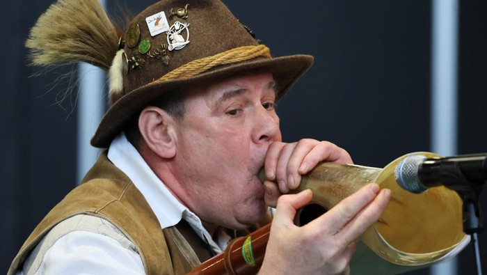 Lomba Unik Meniru Suara Rusa Jantan, Cuma Ada di Jerman! Martin Mayer imitates a male deer call on stage during the German deer-calling championships in which 16 competitors jostled for the best imitation of a male deer call, a hunting trick that has been used for centuries, in Dortmund, Germany February 2, 2024. REUTERS/Wolfgang Rattay