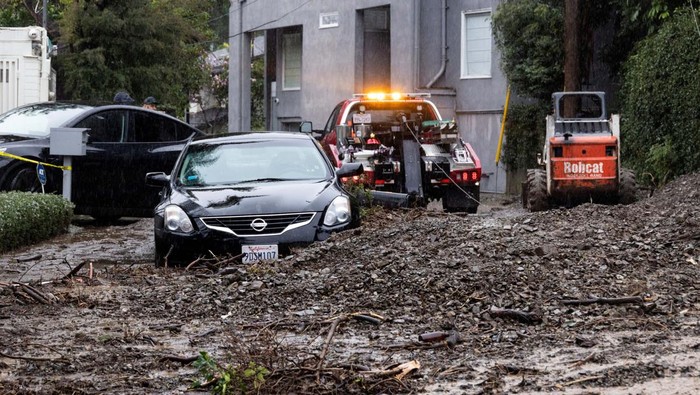 Rain falls as a car is stuck by a mudslide, caused by an ongoing rain storm in Studio City, California, U.S., February 5, 2024.  REUTERS/Aude Guerrucci