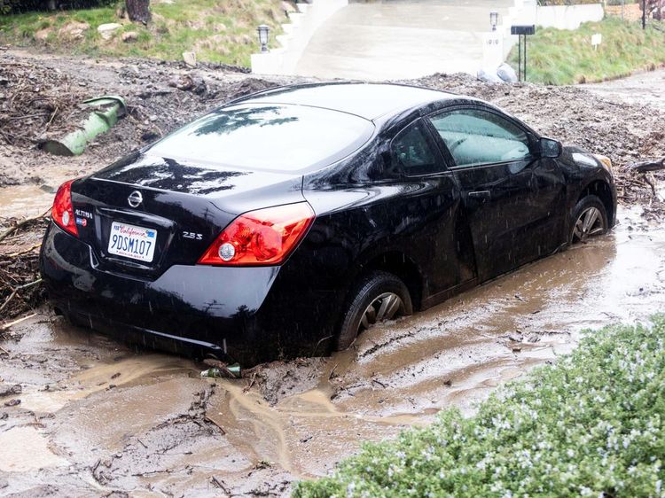 Longsor di California, Mobil-mobil Ini Jadi Korban