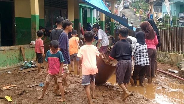 Aktivitas kerja bakti membersihkan lumpur di MI Salafiyah Desa Winduaji, Kecamatan Paninggaran, Pekalongan, setelah longsor menerjang. Foto diunggah Selasa (6/2/2024).