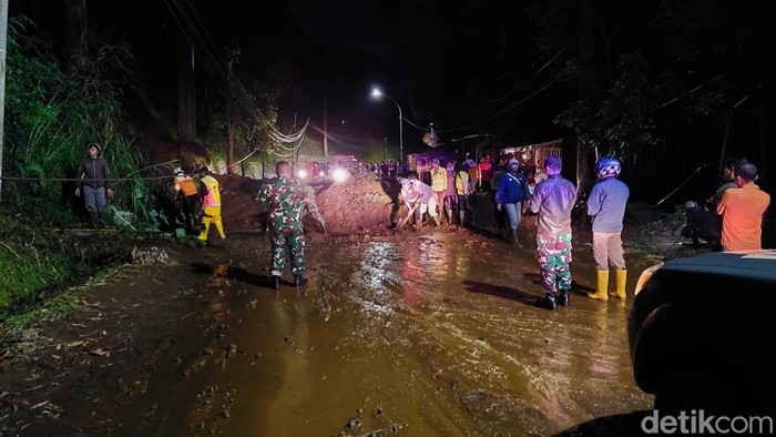 Longsor Tutup Jalan Menuju Lembang dan Cisarua KBB, Selasa (6/2/2024).