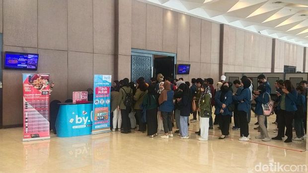 Mahasiswa mulai berbondong-bondong di #DemiIndonesia di Surabaya