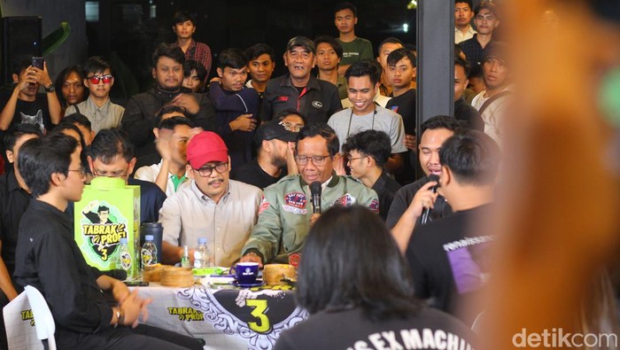 Mahfud MD dalam acara Tabrak Prof di Koat Kopi, Depok, Sleman, Senin (5/2/2024).