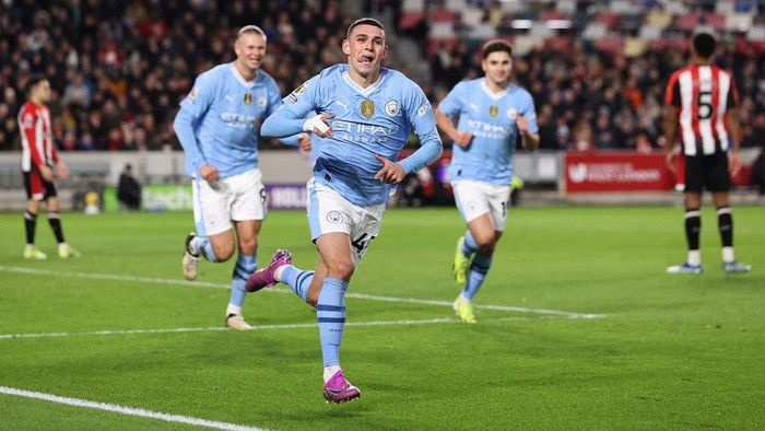 BRENTFORD, ENGLAND - FEBRUARY 05: Phil Foden of Manchester City celebrates scoring his teams second goal during the Premier League match between Brentford FC and Manchester City at Brentford Community Stadium on February 05, 2024 in Brentford, England. (Photo by Ryan Pierse/Getty Images)