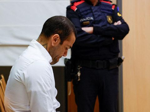 Mantan pesepakbola Brasil, Dani Alves menjalani sidang kasus pelecehan seksual di Barcelona, Spanyol, Senin (5/2/2024). Alberto Estevez/Pool via REUTERS)