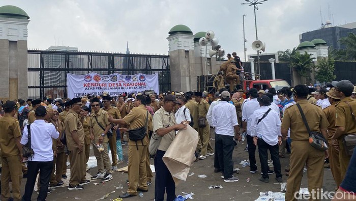 Massa Apdesi demo di depan DPR