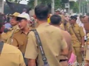 Massa Apdesi Mulai Merapat ke Gedung DPR, Polisi Siaga