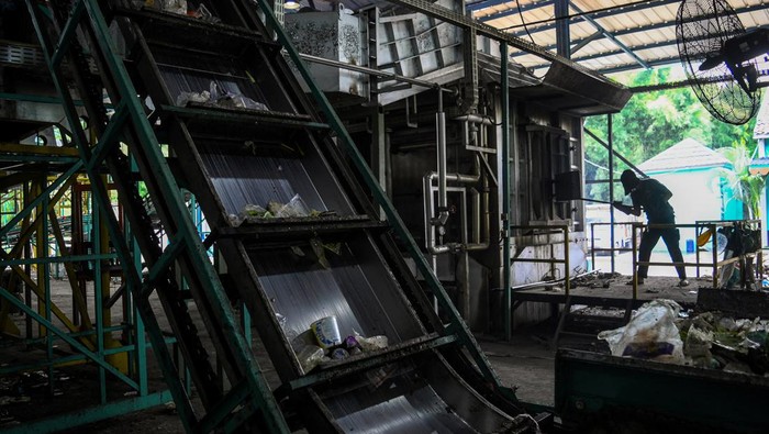 Pekerja mengoperasikan mesin insenerator pengelolaan sampah di Intermediate Treatment Facility (ITF), Pondok Aren, Tangerang Selatan, Banten, Selasa (6/2/2024). Pemerintah Kota Tangerang Selatan menyediakan teknologi Hydrodrive Incinerator yang mampu memusnahkan sampah hingga 15 ton per harinya melalui proses pembakaran sampah ramah lingkungan. ANTARA FOTO/Sulthony Hasanuddin/foc.