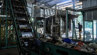 Pekerja melakukan pemusnahan sampah di Intermediate Treatment Facility (ITF), Pondok Aren, Tangerang Selatan, Banten, Selasa (6/2/2024).