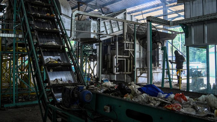 Melihat Pemusnahan Sampah dengan Teknologi Hydrodrive Incinerator di Tangsel Pekerja mengoperasikan mesin insenerator pengelolaan sampah di Intermediate Treatment Facility (ITF), Pondok Aren, Tangerang Selatan, Banten, Selasa (6/2/2024). Pemerintah Kota Tangerang Selatan menyediakan teknologi Hydrodrive Incinerator yang mampu memusnahkan sampah hingga 15 ton per harinya melalui proses pembakaran sampah ramah lingkungan. ANTARA FOTO/Sulthony Hasanuddin/foc.