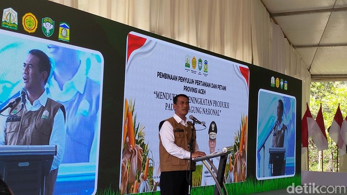 Menteri Pertanian Andi Amran Sulaiman beri kata sambutan dalam kegiatan di Desa Deunong, Kecamatan Darul Imarah, Kabupaten Aceh Besar, Selasa (6/2/2024). (Agus Setyadi/detikSumut)