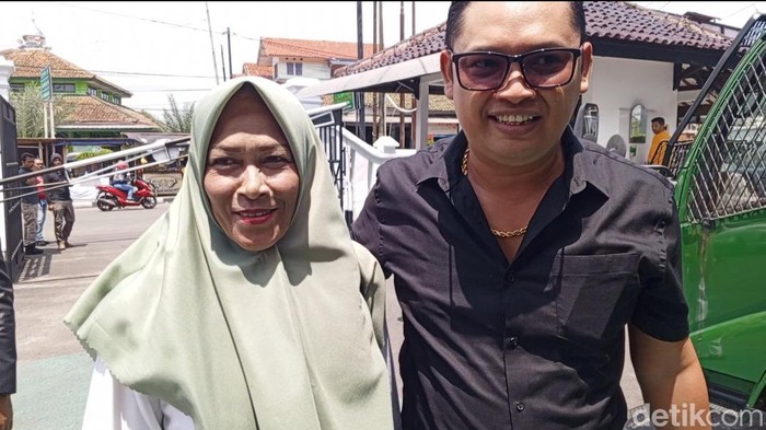 Mimin Mintarsih (kerudung hijau) salah satu tersangka pembunuhan ibu dan anak di Subang saat berada di Kejari Subang, Selasa (6/2/2024).