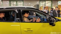 Omoda E5 menggunakan baterai LFP berkapasitas 61,06 kWh yang bisa menempuh jarak sejauh 430 km (WLTP test). Kendaraan tersebut memiliki fitur pengisian Max DC charging power 150 kW dengan fast charging selama 28 menit untuk mengisi daya dari 30-80 persen. Foto: Septian Farhan Nurhuda / detik.com