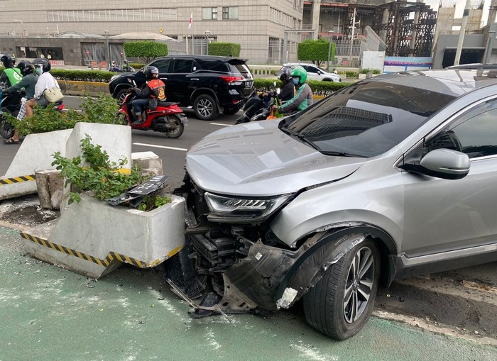 Mobil tabrak pembatas jalur sepeda di Jl MH Thamrin, Jakarta Pusat, 6 Februari 2024. (Dok TMC Polda Metro Jaya)