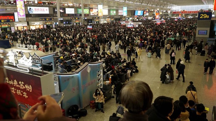 Travellers wait for their trains at Beijing West railway station during the Spring Festival travel rush ahead of the Chinese Lunar New Year, in Beijing, China February 1, 2024. REUTERS/Tingshu Wang