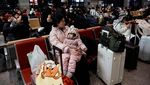 Mudik Imlek, Stasiun Kereta di Shanghai Penuh Penumpang