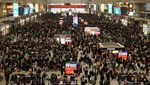 Mudik Imlek, Stasiun Kereta di Shanghai Penuh Penumpang