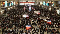 Penumpang memenuhi Stasiun Kereta Shanghai Hongqiao, 5 Februari 2024.