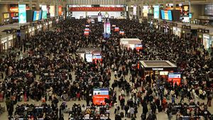 Mudik Imlek, Stasiun Kereta di Shanghai Penuh Penumpang