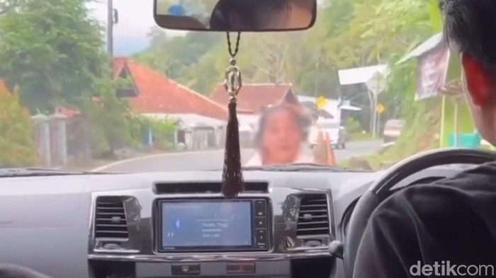 Nenek-nenek cegat dan palak pengendara mobil di Garut
