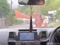 Viral Nenek-nenek Bawa Batu Palak Mobil di Tengah Jalan, Polisi Turun Tangan