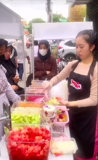 Usai Kontroversi, Pemilik Salad Buah Viral Ini Buka Usaha Sendiri