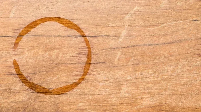 Noda bekas air di furnitur kayu Via House Digest