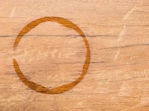 Mudah! Begini Cara Menghilangkan Noda Air pada Furniture Kayu