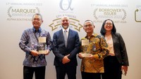 P Transaction Banking Specialist Bank Mandiri Norman Defryzal, CEO Alpha Southeast Asia Siddiq Bazarwala, SVP Treasury Bank Mandiri Ari Rizaldi dan VP Head of Treasury, Liquidity & ALM Bank Mandiri Nina Ardianti saat penganugerahan penghargaan internasional untuk Bank Mandiri di Jakarta, Selasa (6/2). 
