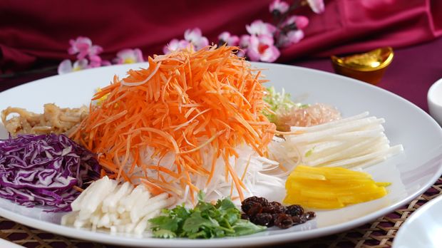 Padma Hotel Semarang Imlek Meriah dengan Yu Sheng hingga Sup Abalon di Resto Berbintang di Semarang