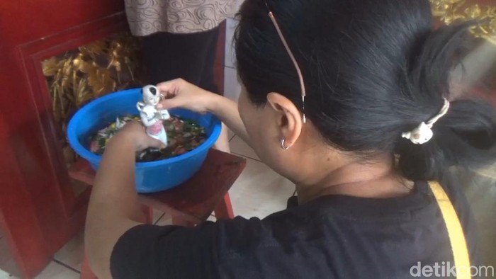 Patung-patung dewa dimandikan di VIhara Budi Asih Purwakarta jelang Imlek