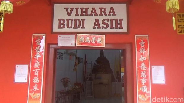 Patung-patung dewa dimandikan di VIhara Budi Asih Purwakarta jelang Imlek