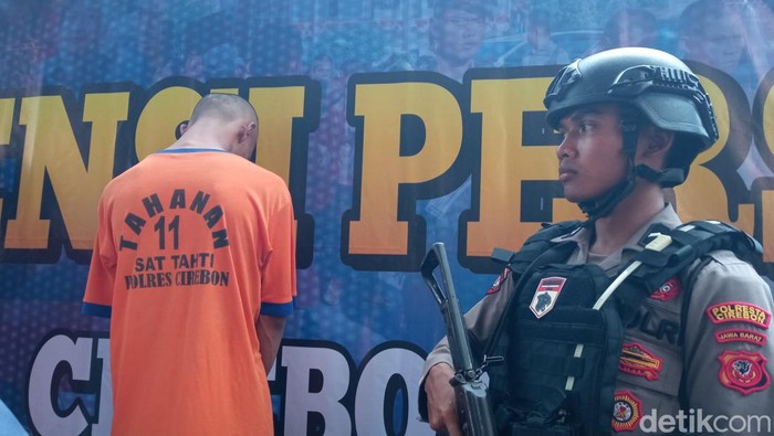 Pelaku pembacokan pegawai koperasi di Cirebon saat dihadirkan dalam pers rilis di Mapolresta Cirebon, Selasa (6/2/2024).