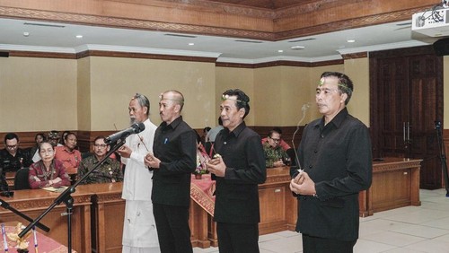 Bupati Giri Prasta didampingi Wabup Suiasa melantik jajaran Direksi Perumda Pasar dan Pangan di Puspem Badung, Selasa (6/2).