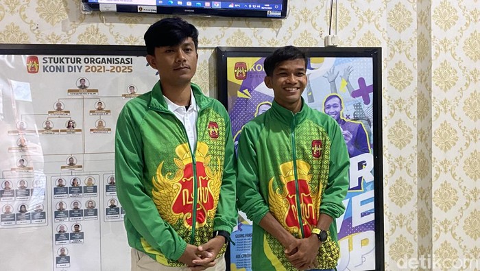 Pelatih atletik DIY Ivan Budiaji (kiri) dan Nur Shodiq (kanan) saat ditemui di kantor KONI DIY, Kota Jogja, Selasa (6/2/2024).