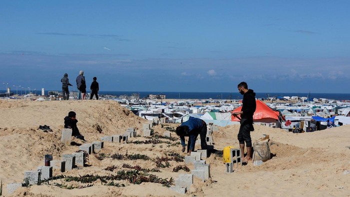 Displaced Palestinians, who fled their houses due to Israeli strikes, shelter in a cemetery, amid the ongoing conflict between Israel and Hamas, in Rafah in the southern Gaza Strip, February 5, 2024. REUTERS/Mohammed Salem