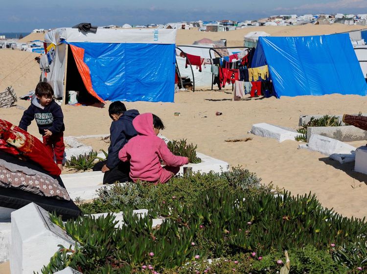 Pemakaman di Rafah Jadi Lokasi Pengungsian