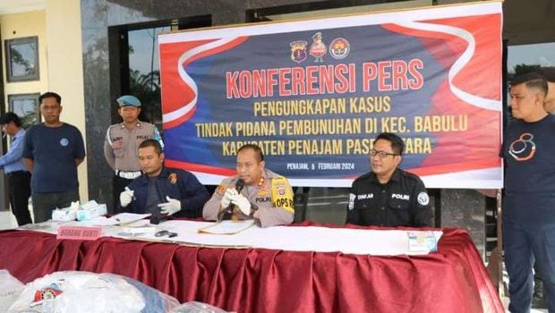 Polisi saat melakukan konferensi pers terkait pengungkapan kasus pembunuhan satu keluarga di PPU, Kaltim.