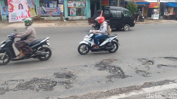 Penampakan lubang yang makan korban di Jalan Gatot Subroto Bandung.