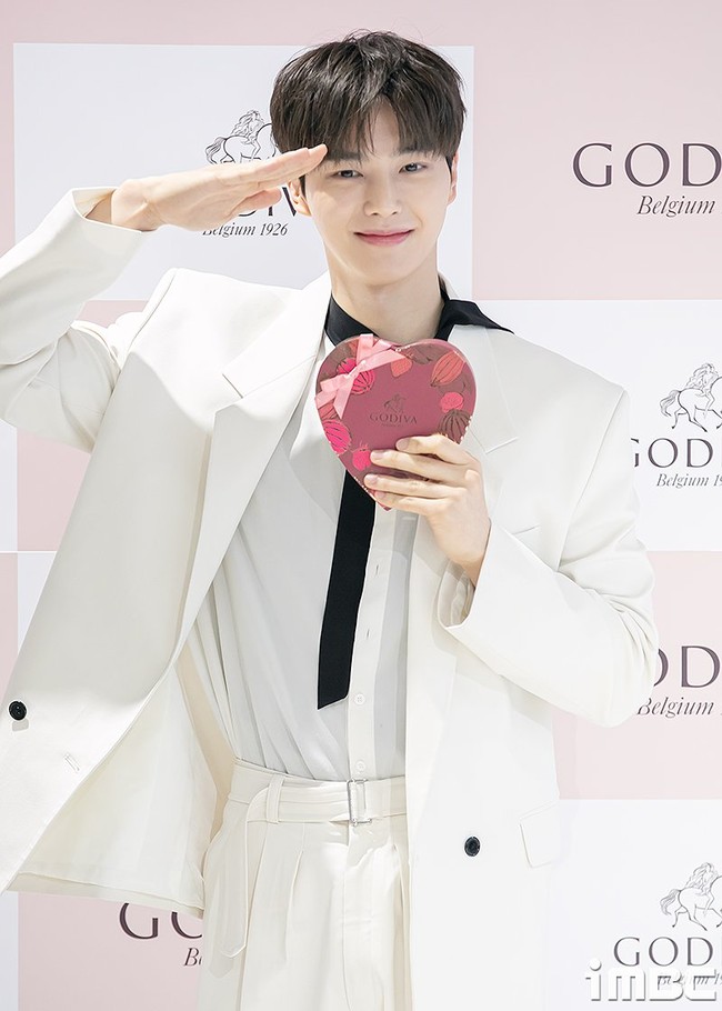 Sebelum berangkat wajib militer, Song Kang memiliki jadwal fanmeeting dan menjelma jadi pelayan toko coklat Godiva. Fanmeeting tersebut menjadi aktivitas publik terakhirnya pada Selasa (6/2/2024) lalu. Dia juga membintangi drama Korea My Demon. Foto: dok. iMBC