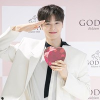 Sebelum berangkat wajib militer, Song Kang memiliki jadwal fanmeeting dan menjelma jadi pelayan toko coklat Godiva. Fanmeeting tersebut menjadi aktivitas publik terakhirnya pada Selasa (6/2/2024) lalu. Dia juga membintangi drama Korea My Demon. Foto: dok. iMBC