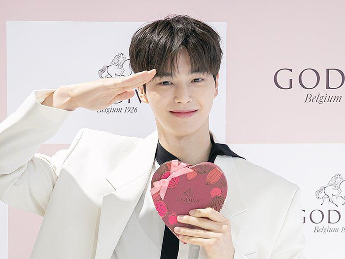 Penampilan Song Kang jelang wajib militer Penampilan Song Kang jelang wajib militer