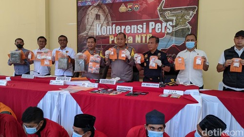Kapolda NTB Irjen Raden Umar Faroq saat rilis penangkapan 17 kurir dan pengedar narkoba, Selasa (6/2/2024). Foto: (Ahmad Viqi/detikBali).